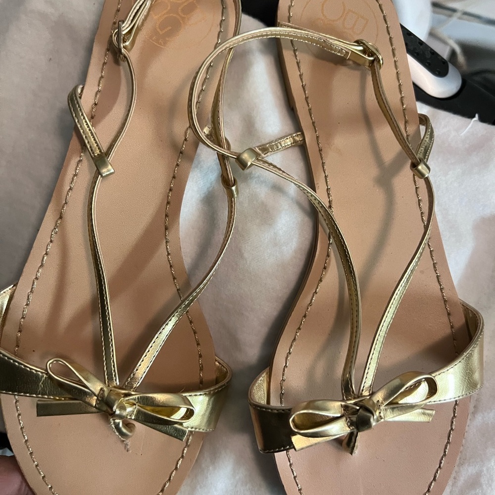 BCBG flat sandals 8.5 NWOT